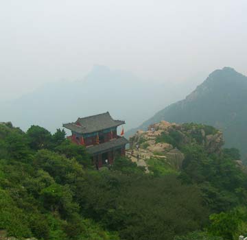 Chrám na vrcholu hory Tai